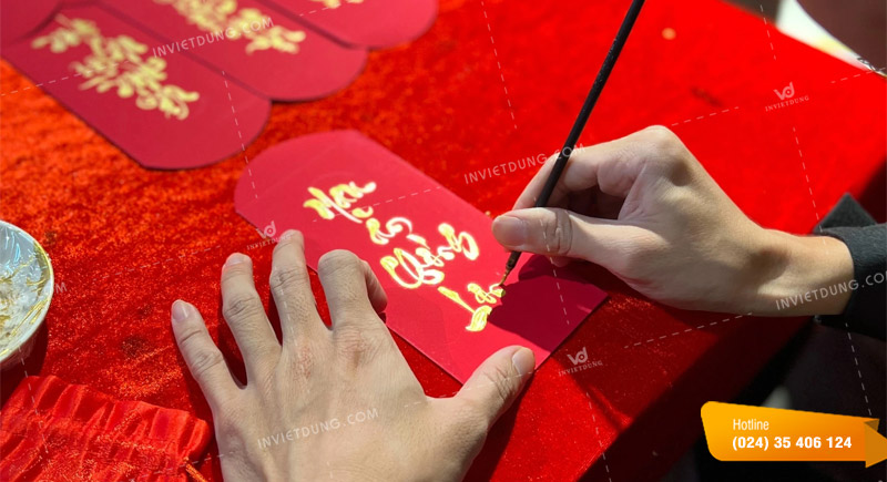 Trang trí bao lì xì Tết bằng chữ thư pháp