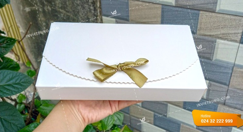 Mẫu hộp kraft trắng đựng quần áo sang trọng