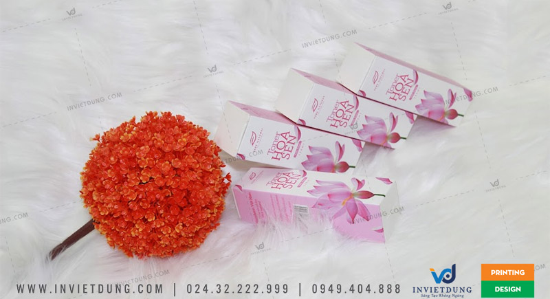 Vỏ hộp giấy nắp gài đựng toner Hoa Sen với thiết kế nhẹ nhàng và tươi mát