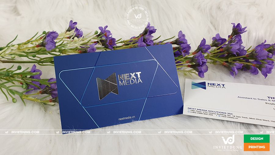 Mẫu in card visit ép nhũ bằng giấy C300 gsm.