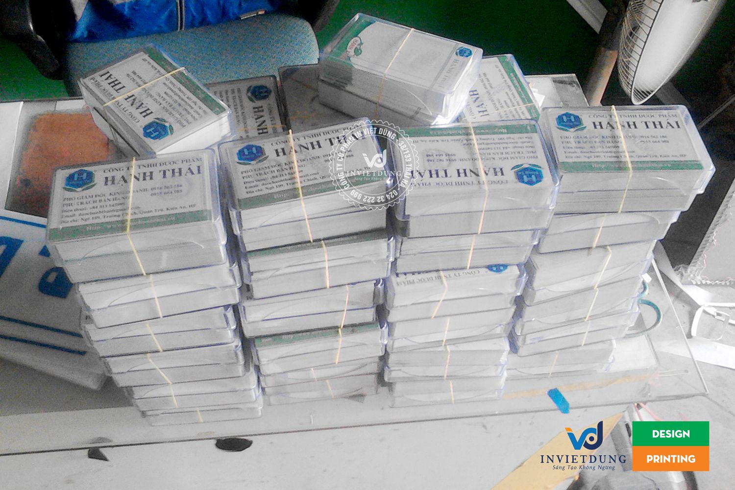 1 hộp card visit có 100 cái card