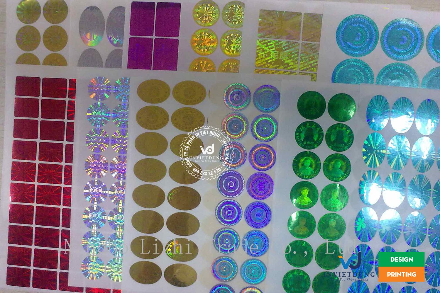 Tem 7 màu hologram ánh vàng, bạc, đỏ, xanh, tím
