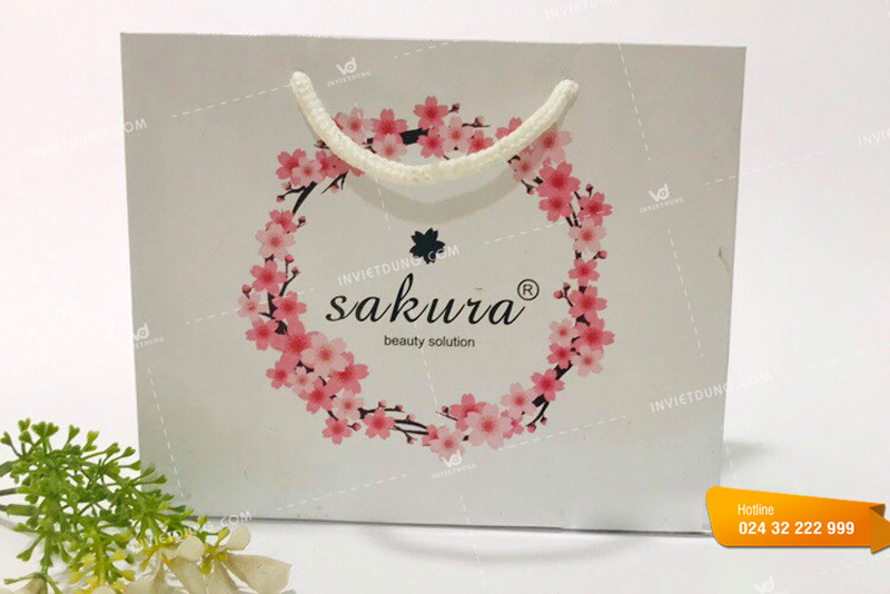 In túi giấy thẩm mỹ viện Sakura với thiết kế cực kỳ sang trọng