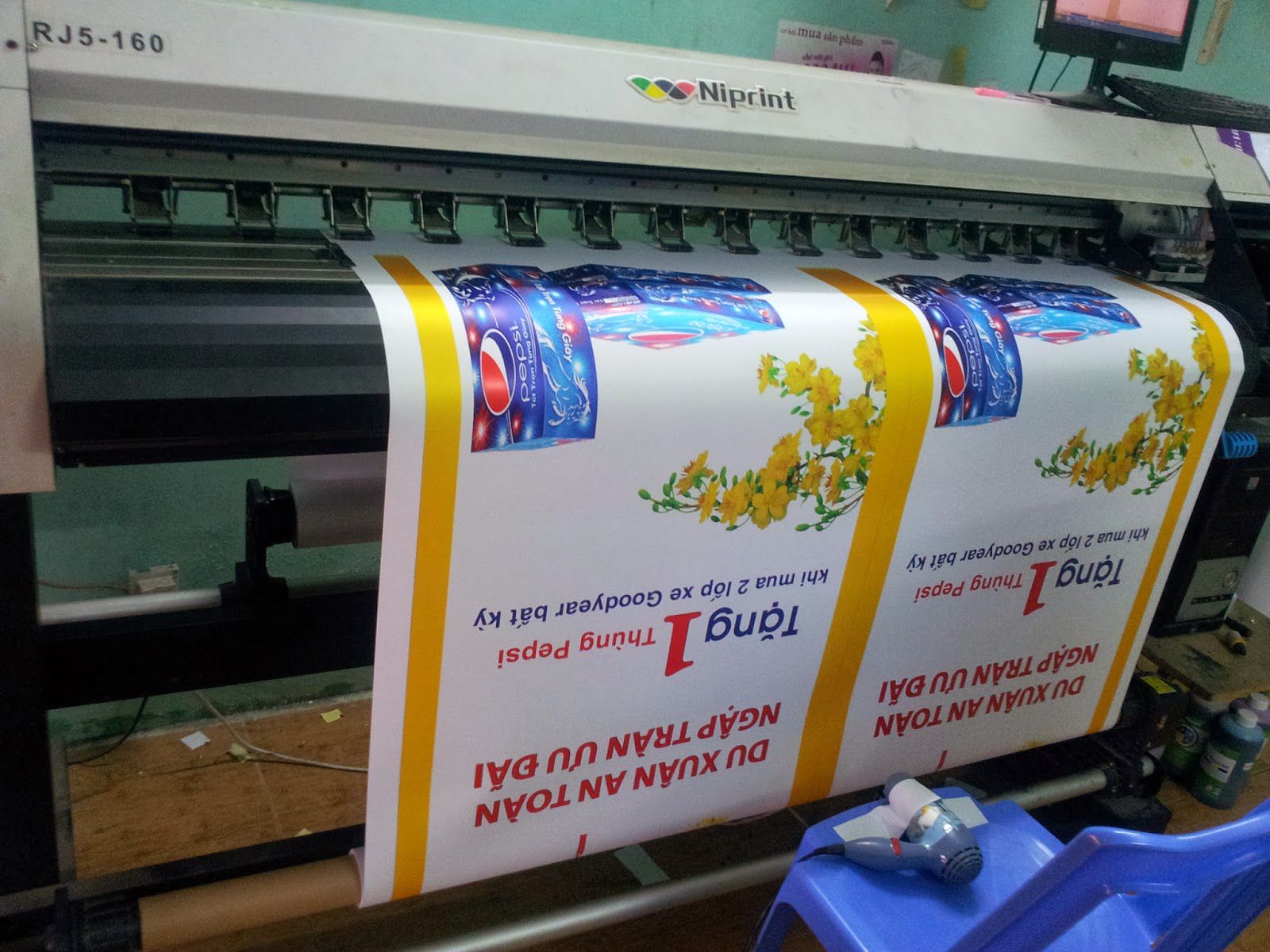 In băng rôn cửa hàng điện thoại thu hút người xem